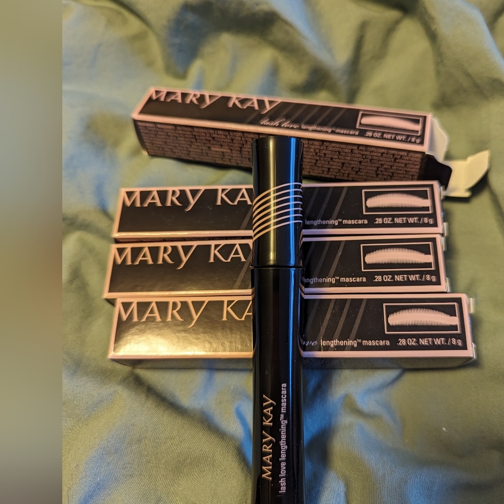 Mary Kay Lash Love Lengthening mascara in I ❤️ Black